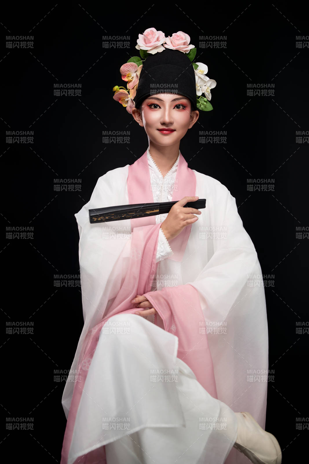 身著粵劇戲曲反串裝扮手持折扇的青年女性