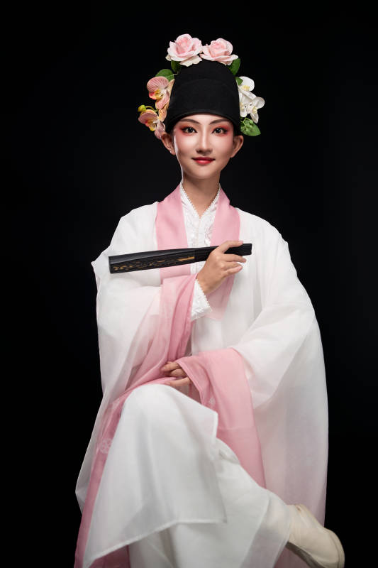 身着粤剧戏曲反串装扮手持折扇的青年女性