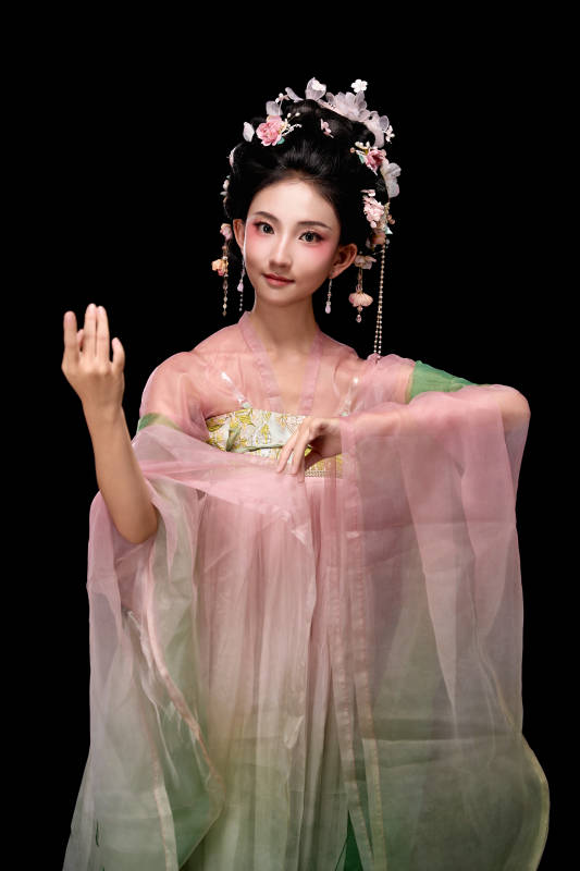 身着唐代宫廷簪花仕女装扮的东方女性