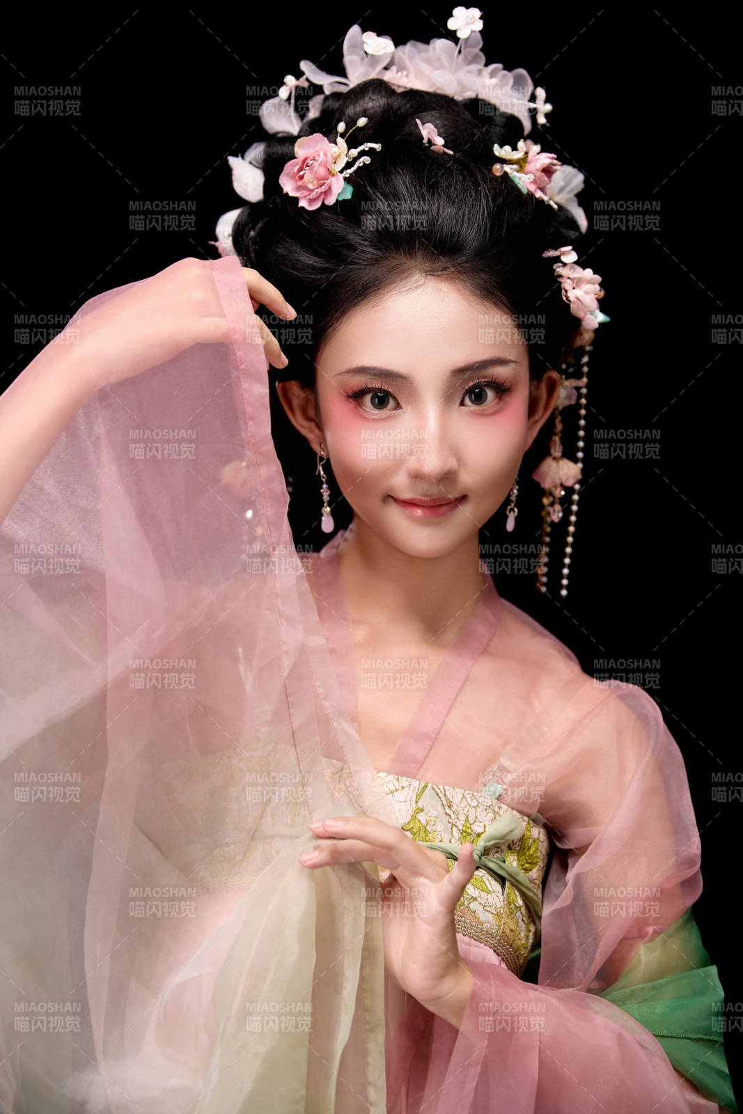 身着唐代宫廷簪花仕女装扮的东方女性