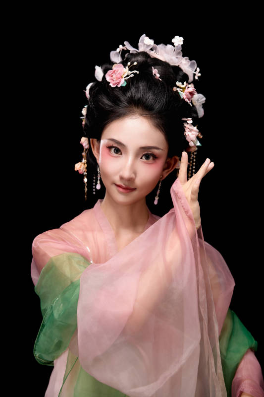 身着唐代宫廷簪花仕女装扮的东方女性