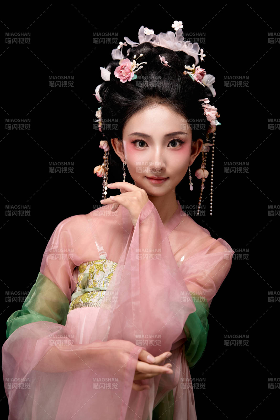 身著唐代宮廷簪花仕女裝扮的東方女性