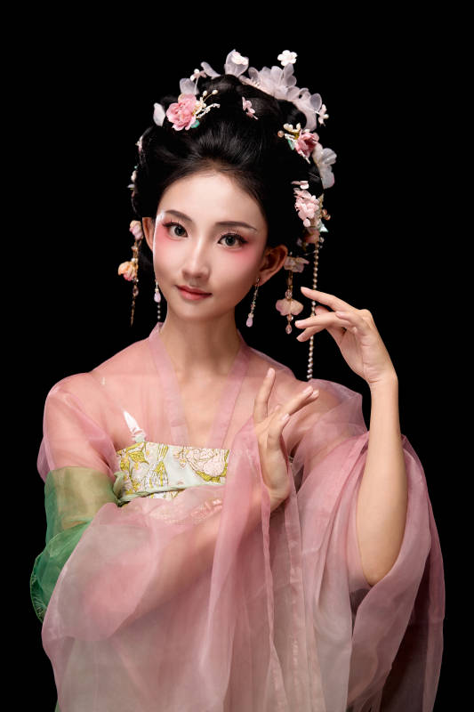 身着唐代宫廷簪花仕女装扮的东方女性