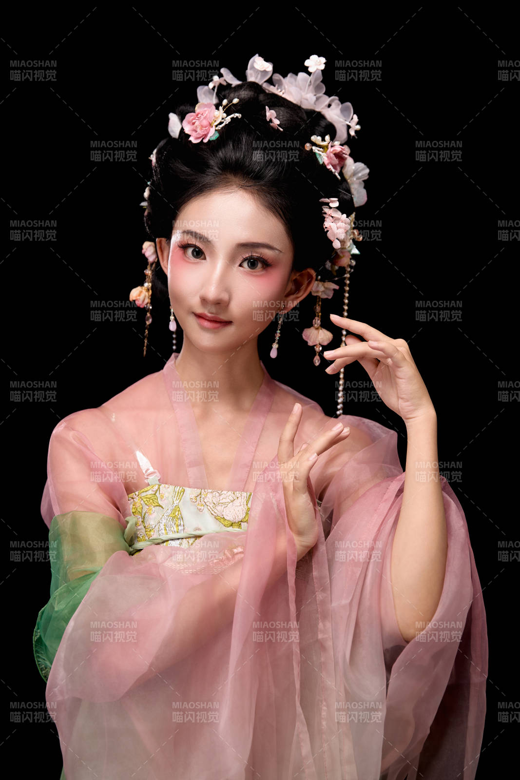 身着唐代宫廷簪花仕女装扮的东方女性