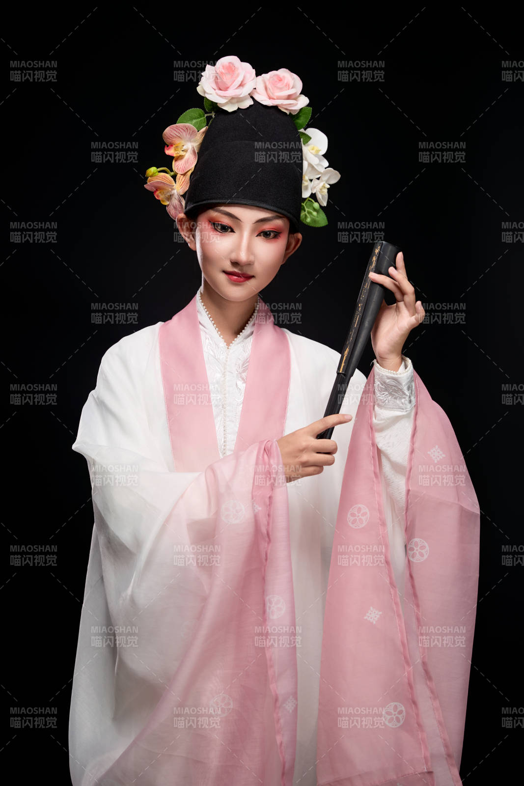 身著粵劇戲曲反串裝扮手持折扇的青年女性