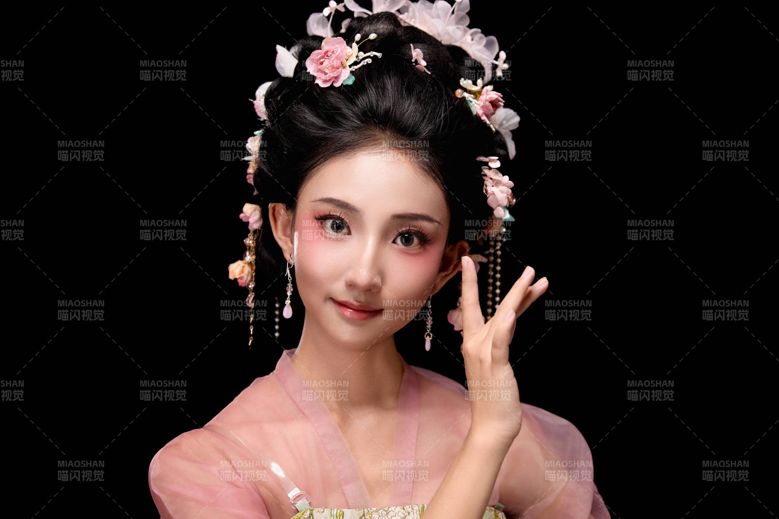 身著唐代宮廷簪花仕女服手持輕扇的女性