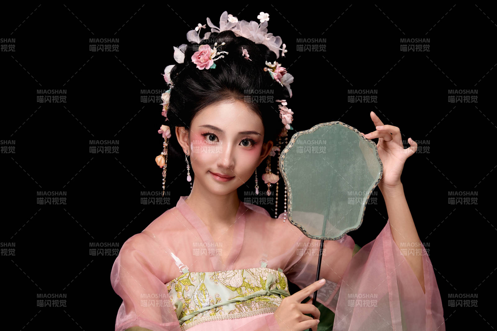 身著唐代宮廷簪花仕女服手持輕扇的女性