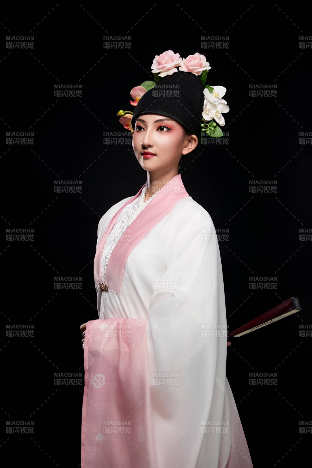 身著粵劇戲曲反串裝扮手持折扇的青年女性