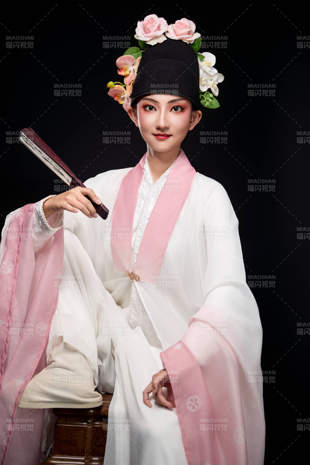 身著粵劇戲曲反串裝扮手持折扇的青年女性