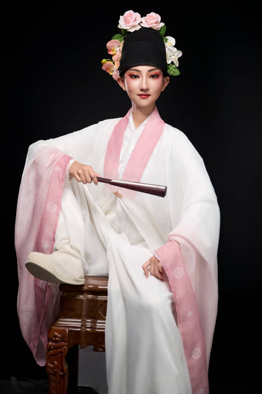 身着粤剧戏曲反串装扮手持折扇的青年女性