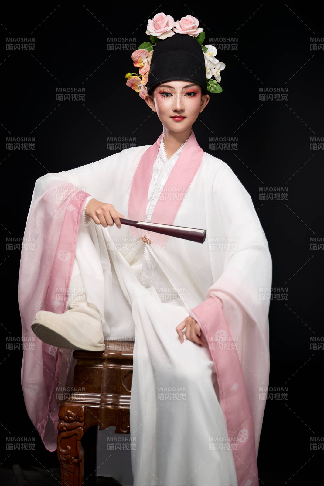 身著粵劇戲曲反串裝扮手持折扇的青年女性