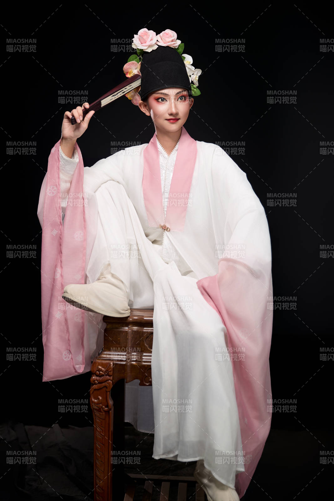 身著粵劇戲曲反串裝扮手持折扇的青年女性