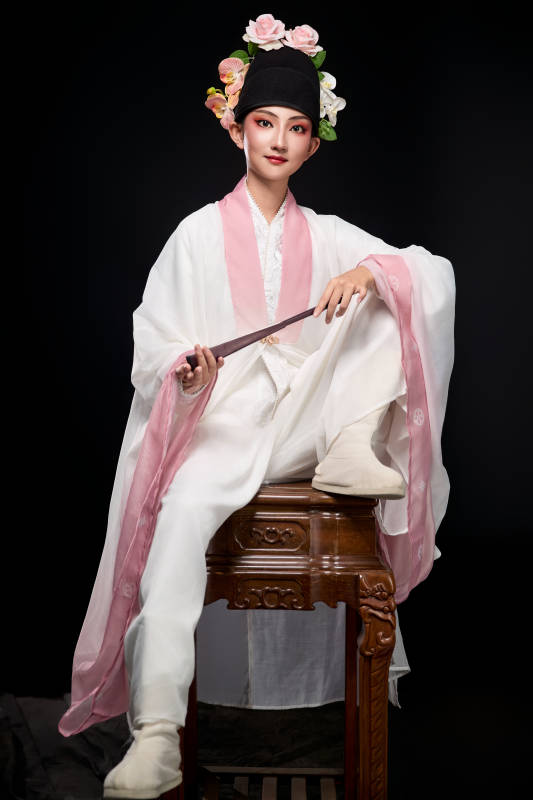 身着粤剧戏曲反串装扮手持折扇的青年女性