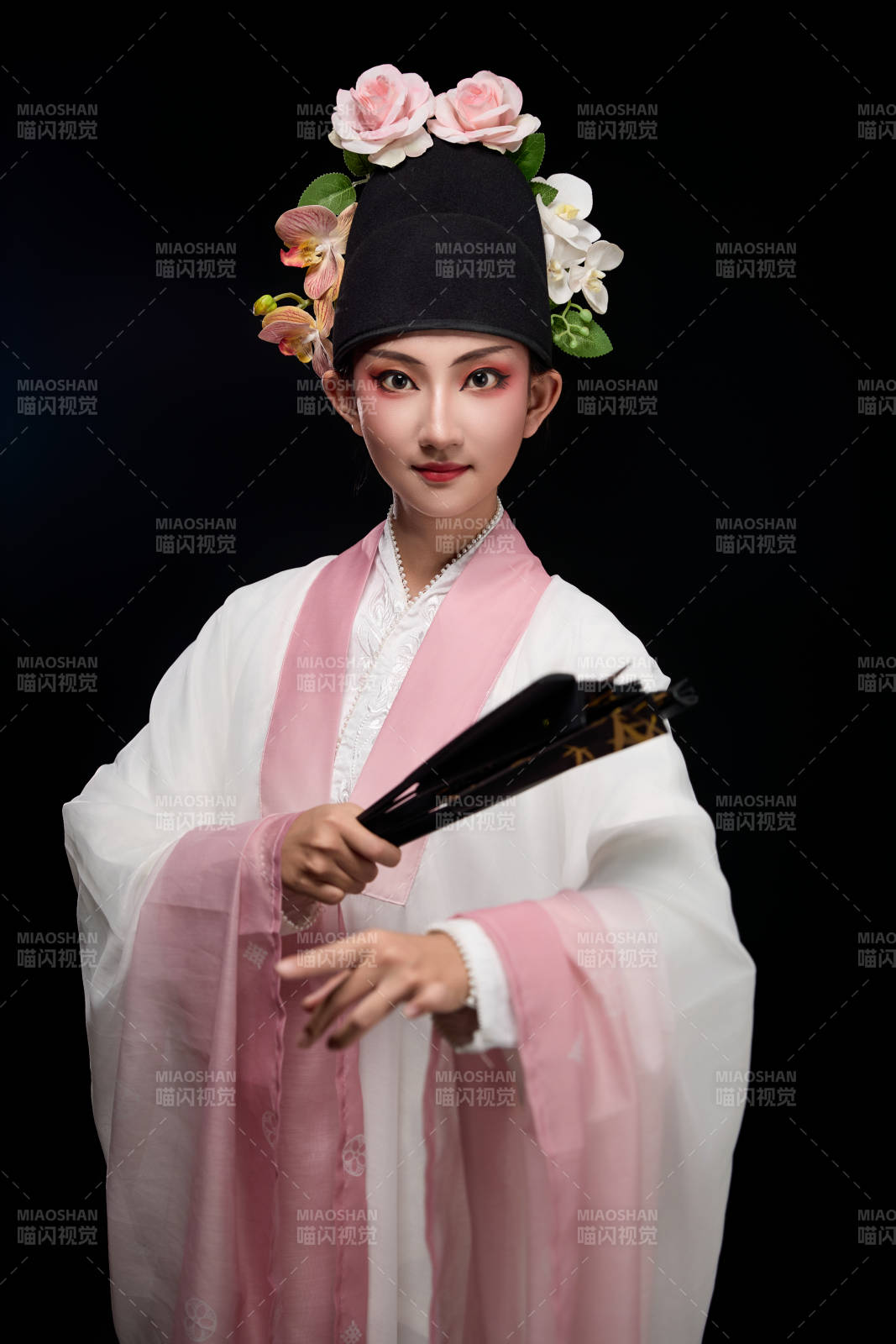 身著粵劇戲曲反串裝扮手持折扇的青年女性