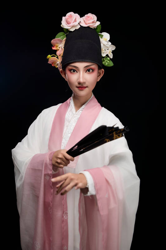 身着粤剧戏曲反串装扮手持折扇的青年女性