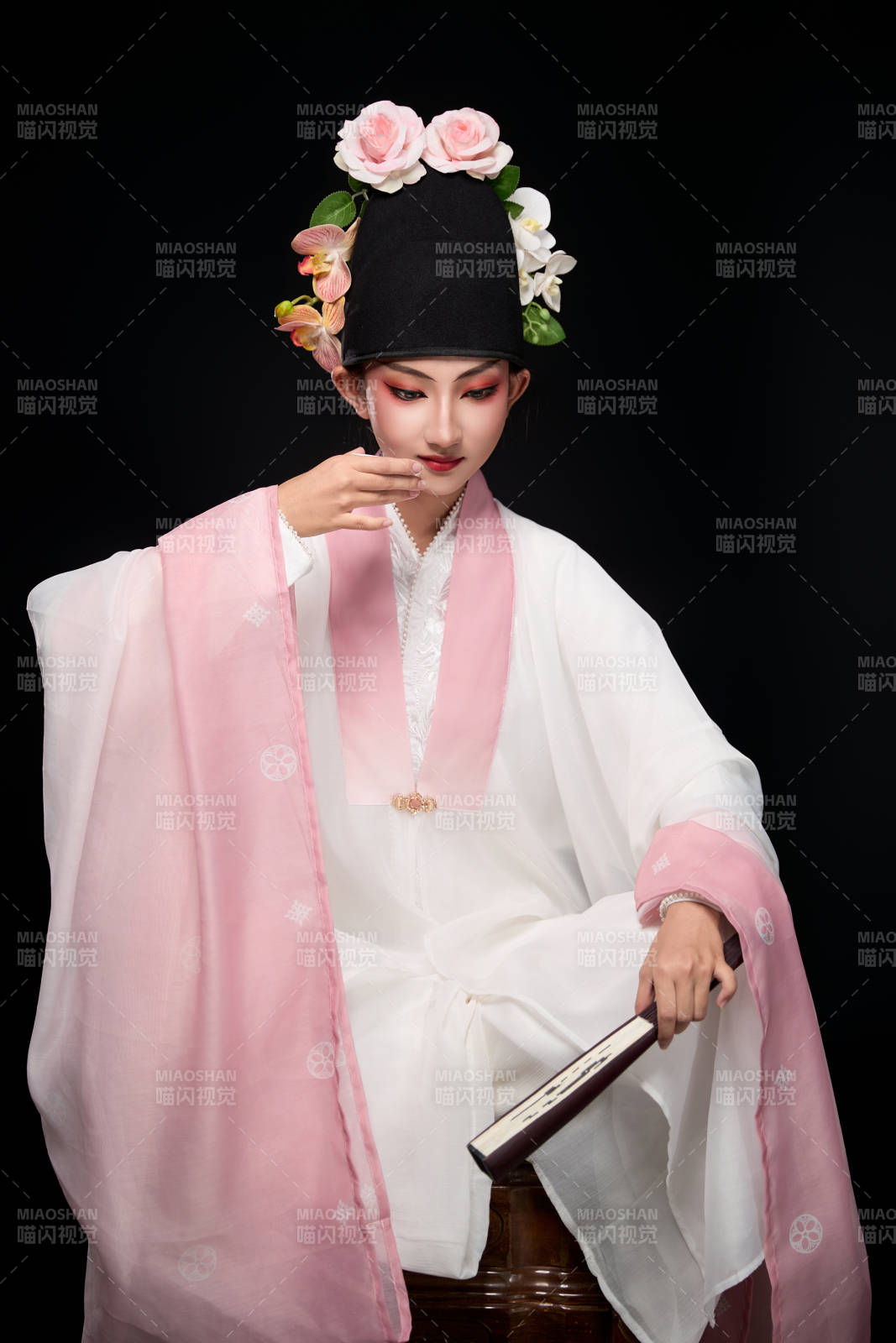 身著粵劇戲曲反串裝扮手持折扇的青年女性