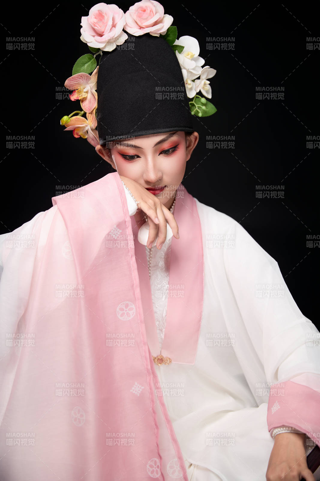 身著粵劇反串裝扮手持酒杯折扇的青年女性