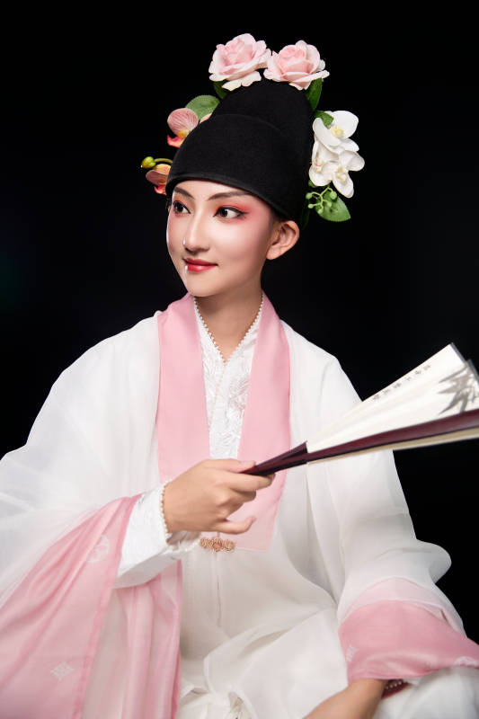 身着粤剧戏曲反串装扮手持折扇的青年女性