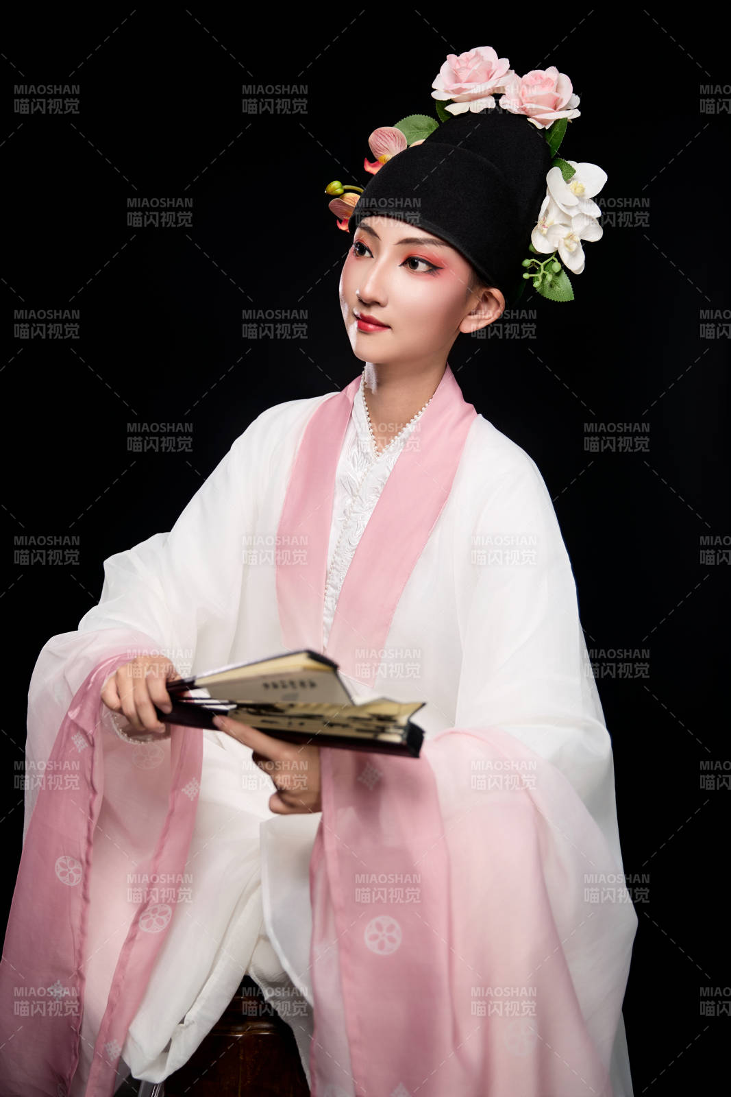 身著粵劇戲曲反串裝扮手持折扇的青年女性