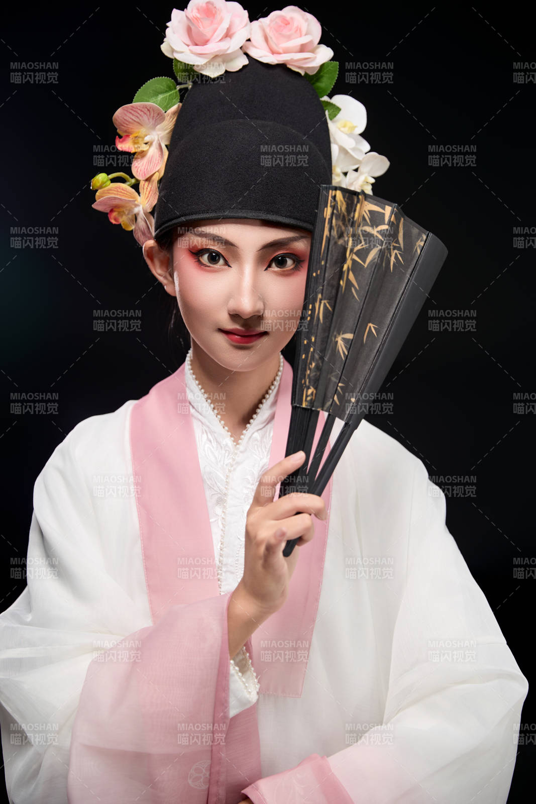 身著粵劇戲曲反串裝扮手持折扇的青年女性