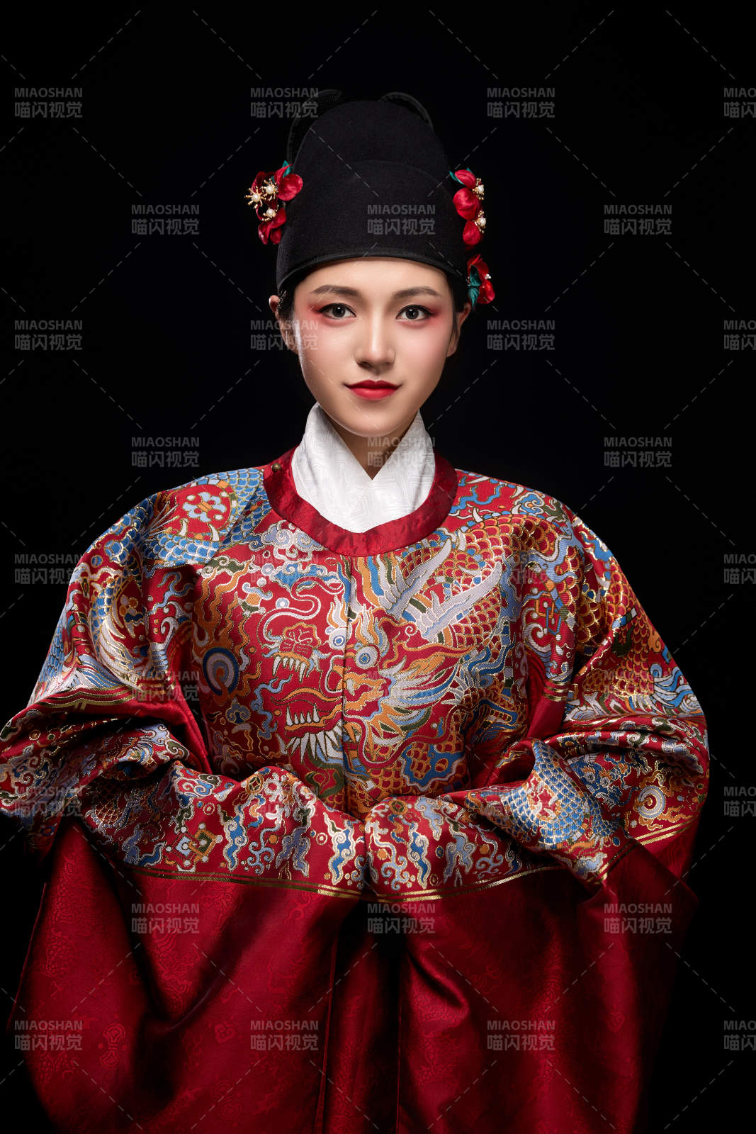 黑色背景下身着明代飞鱼服的青年女性