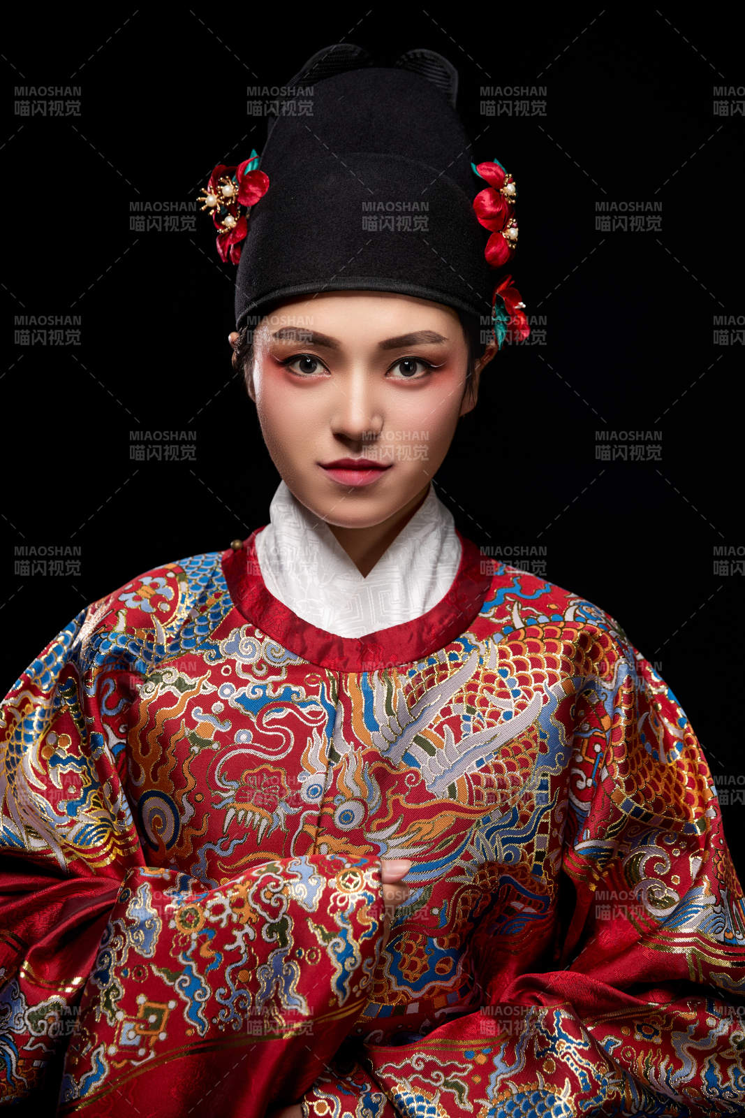 黑色背景下身著明代飛魚服的青年女性