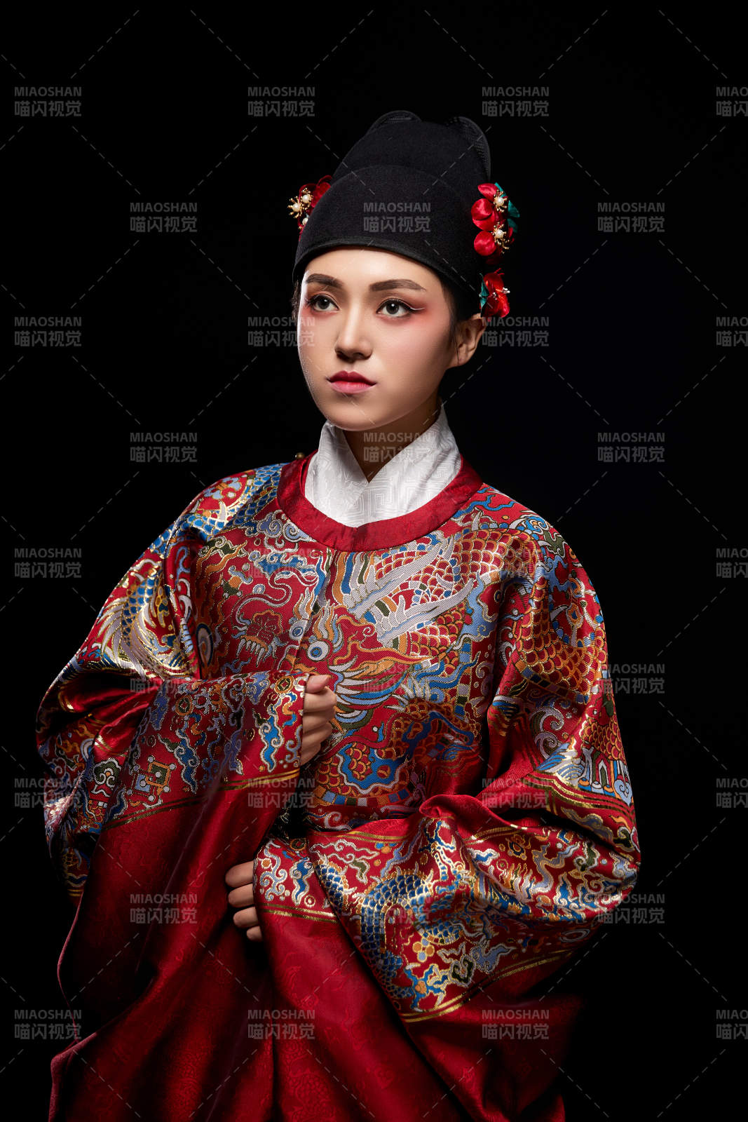 黑色背景下身著明代飛魚服的青年女性