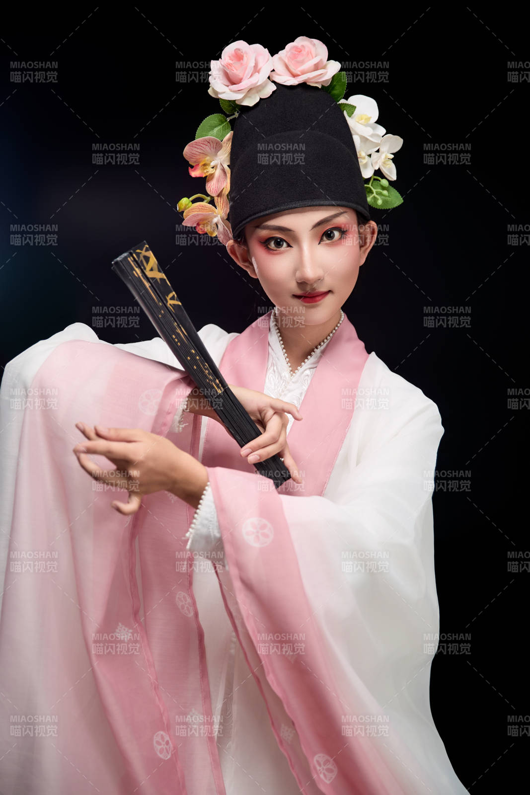 身著粵劇戲曲反串裝扮手持折扇的青年女性