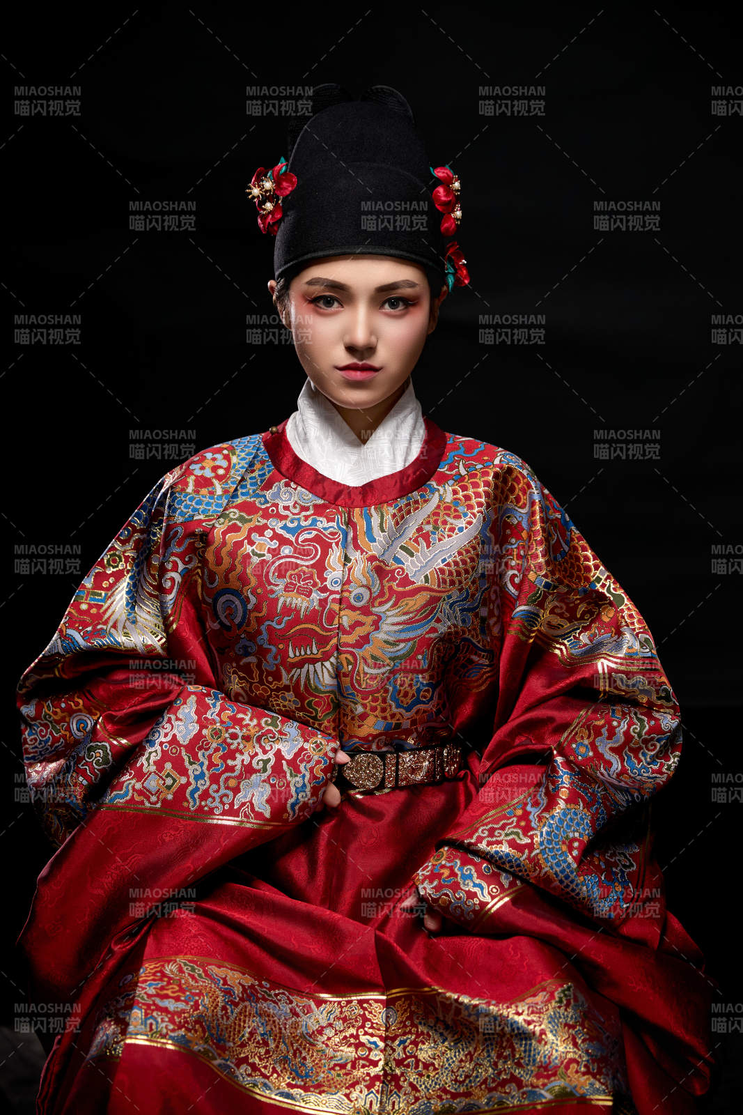 黑色背景下身著明代飛魚服的青年女性