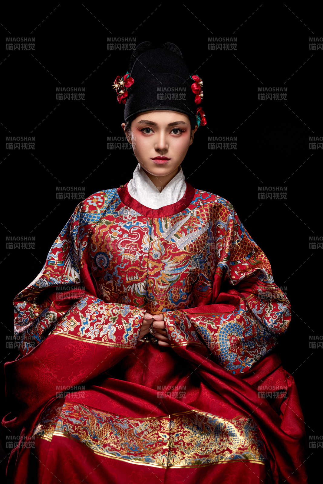 黑色背景下身著明代飛魚服的青年女性