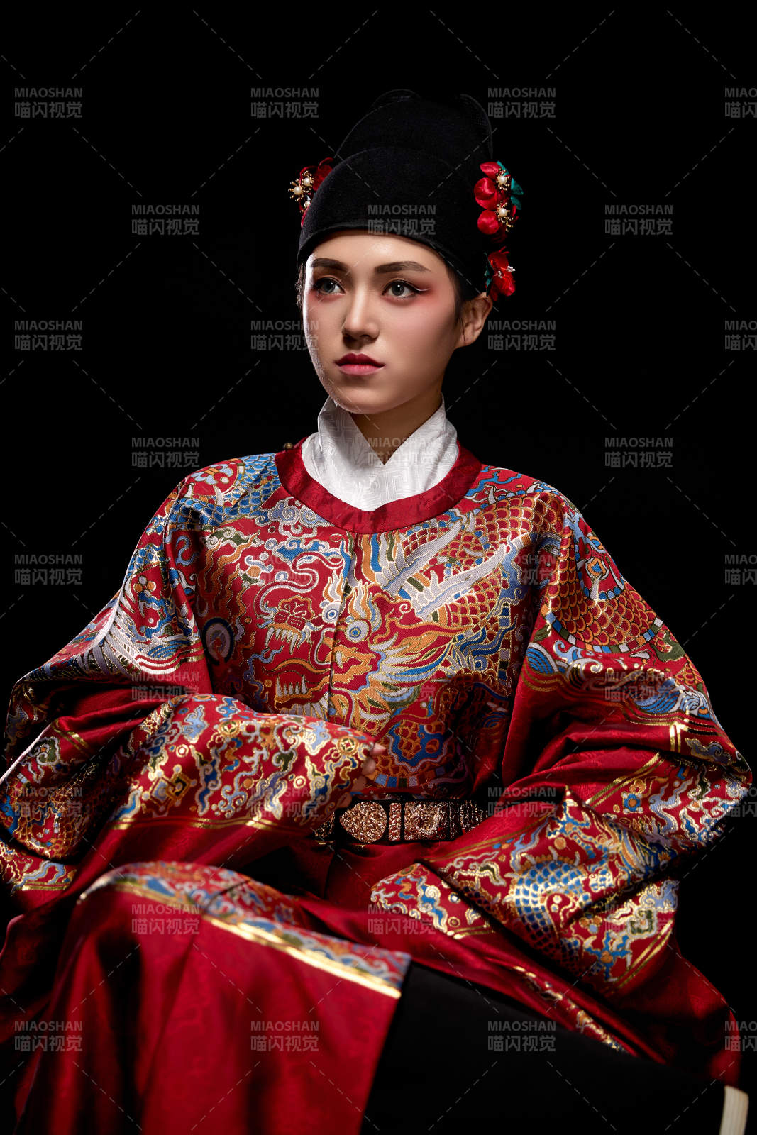 黑色背景下身着明代飞鱼服的青年女性