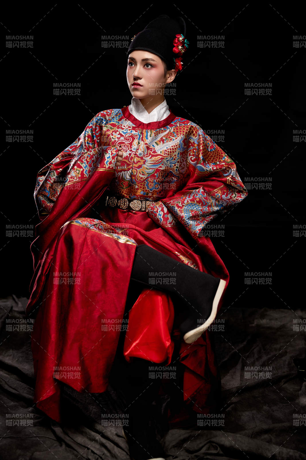 黑色背景下身著明代飛魚服的青年女性