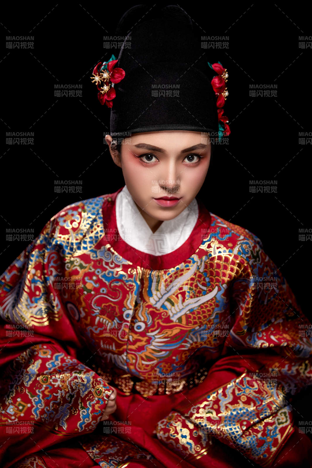 黑色背景下身着明代飞鱼服的青年女性