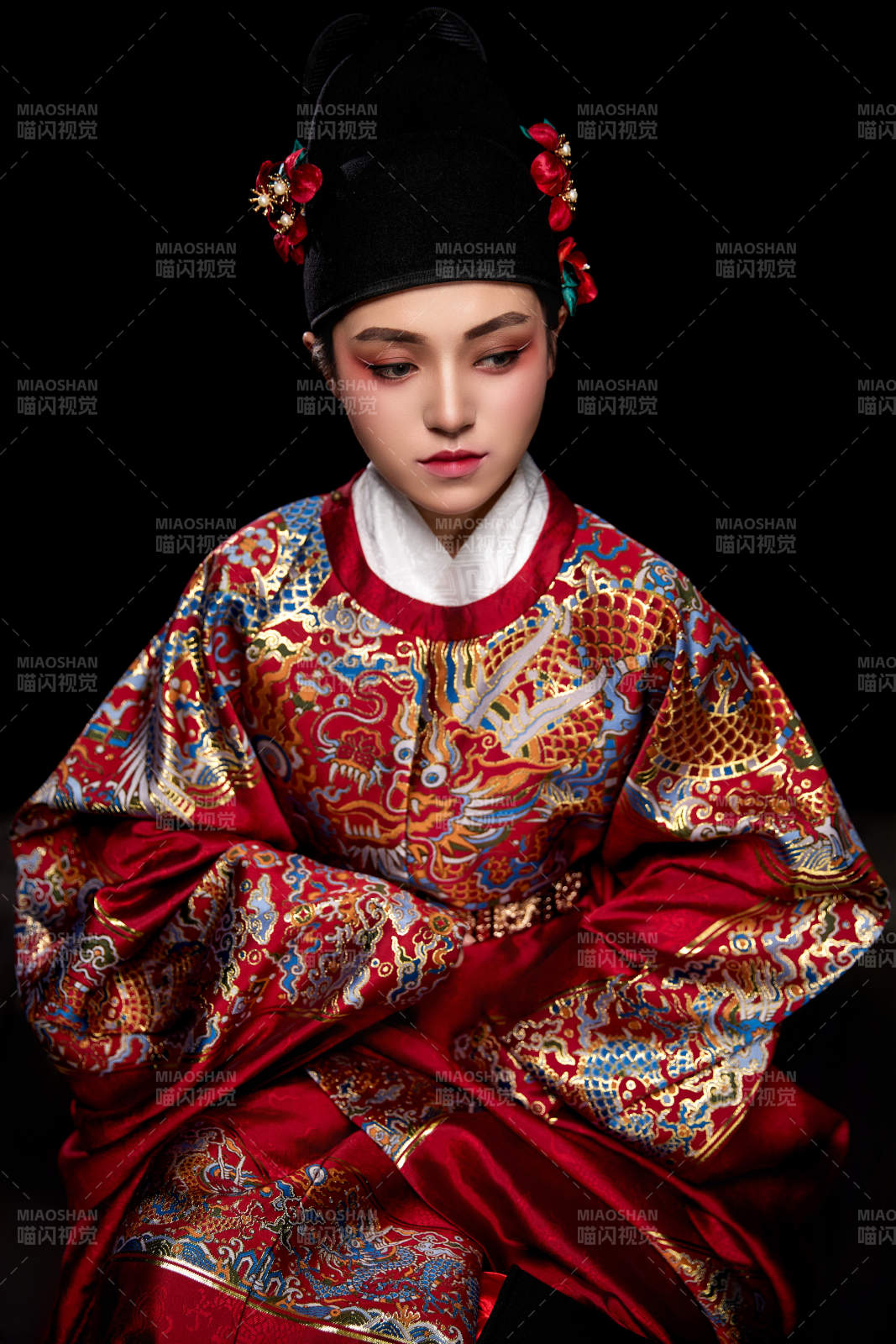 黑色背景下身着明代飞鱼服的青年女性