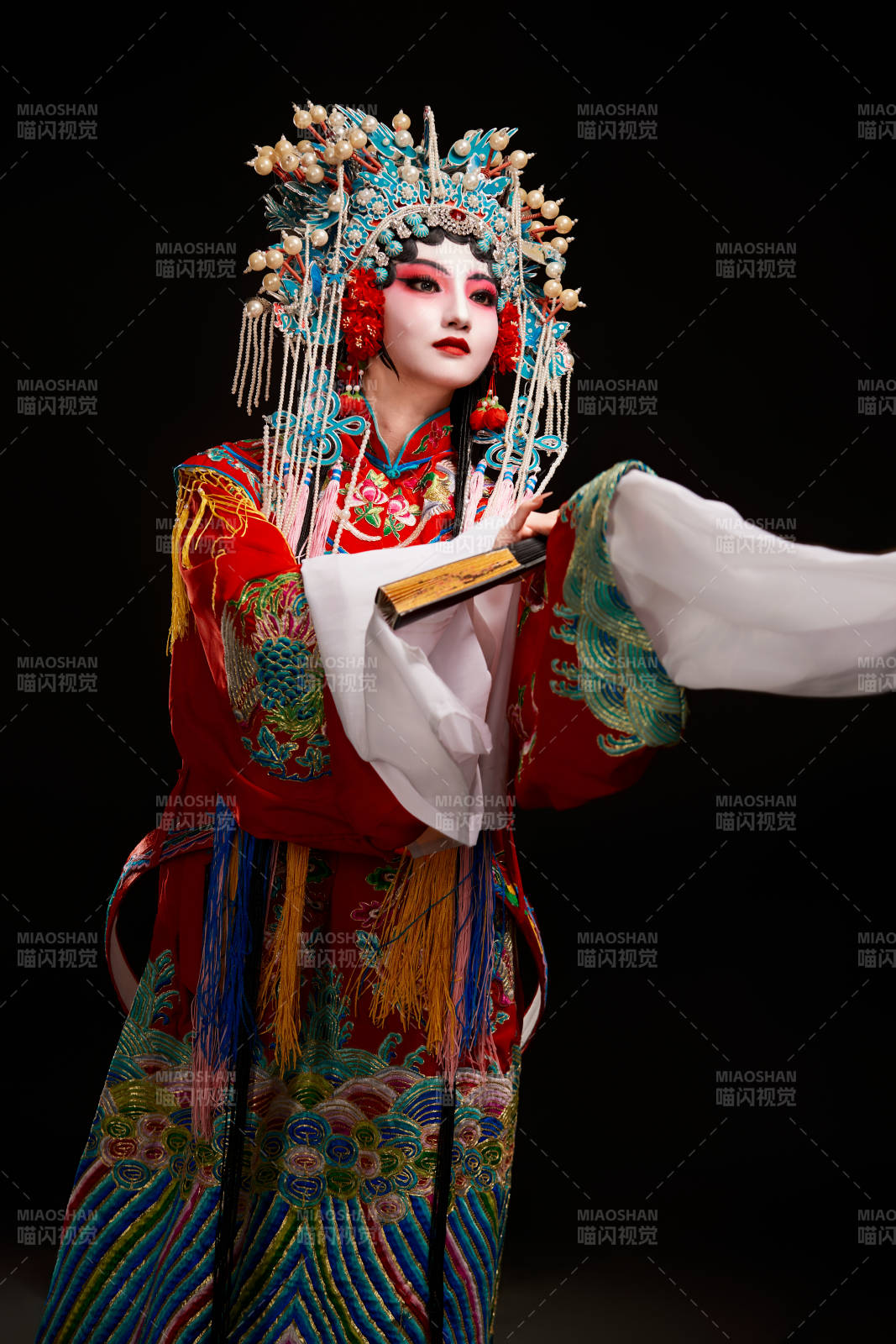 装扮国粹京剧贵妃醉酒角色形象的中国少女图片