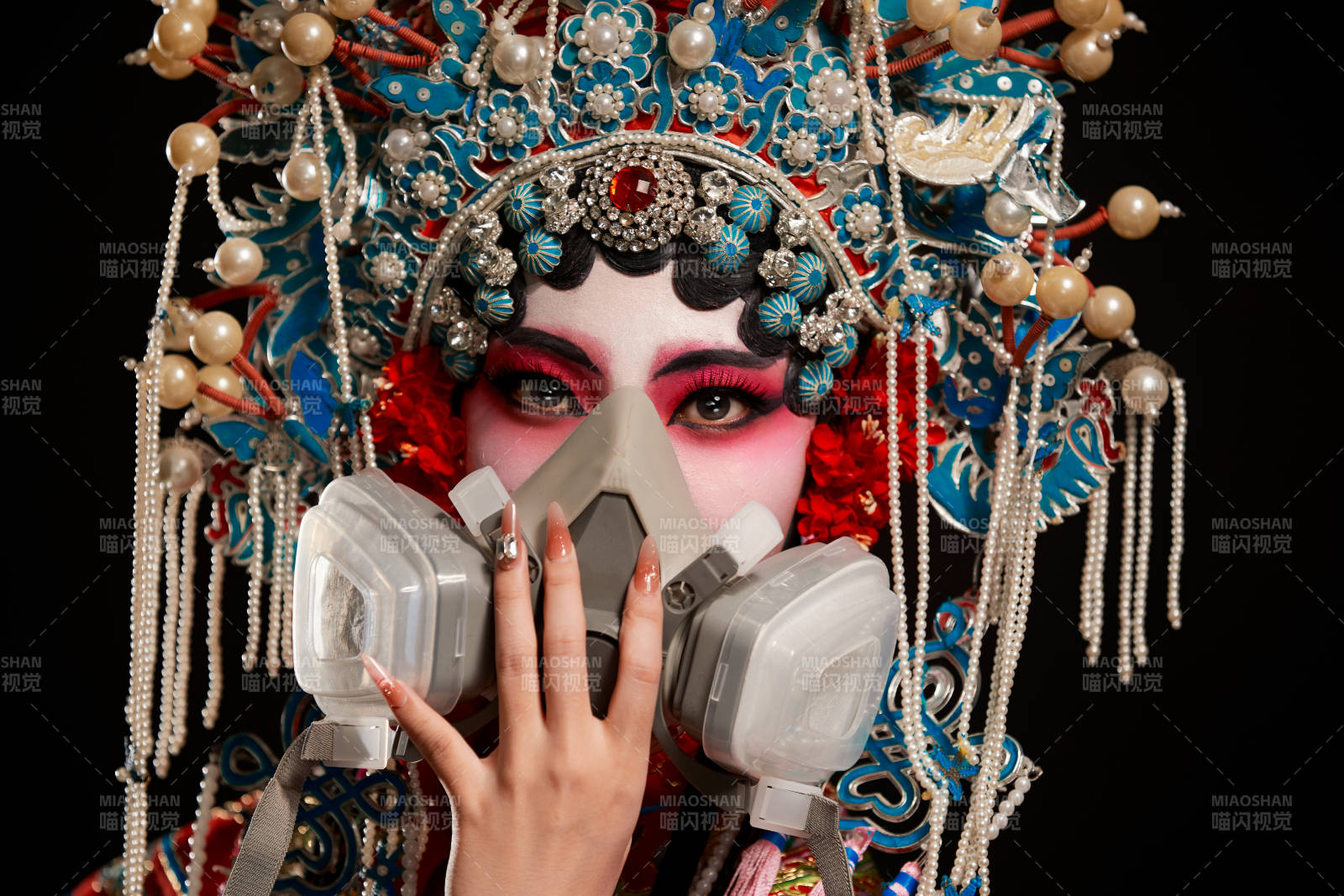 裝扮國粹京劇貴妃醉酒角色形象的中國少女