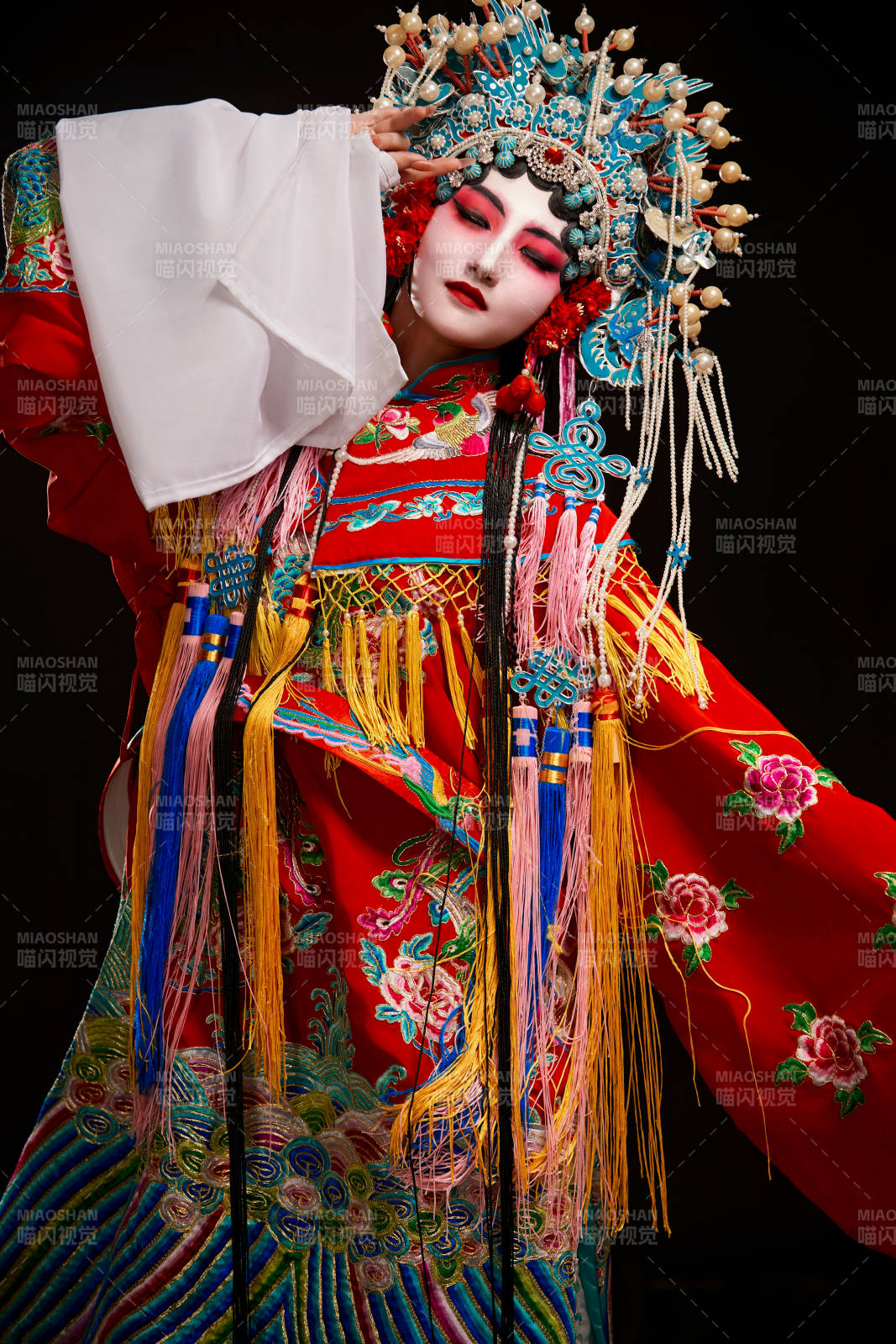 裝扮國(guó)粹京劇貴妃醉酒角色形象的中國(guó)少女