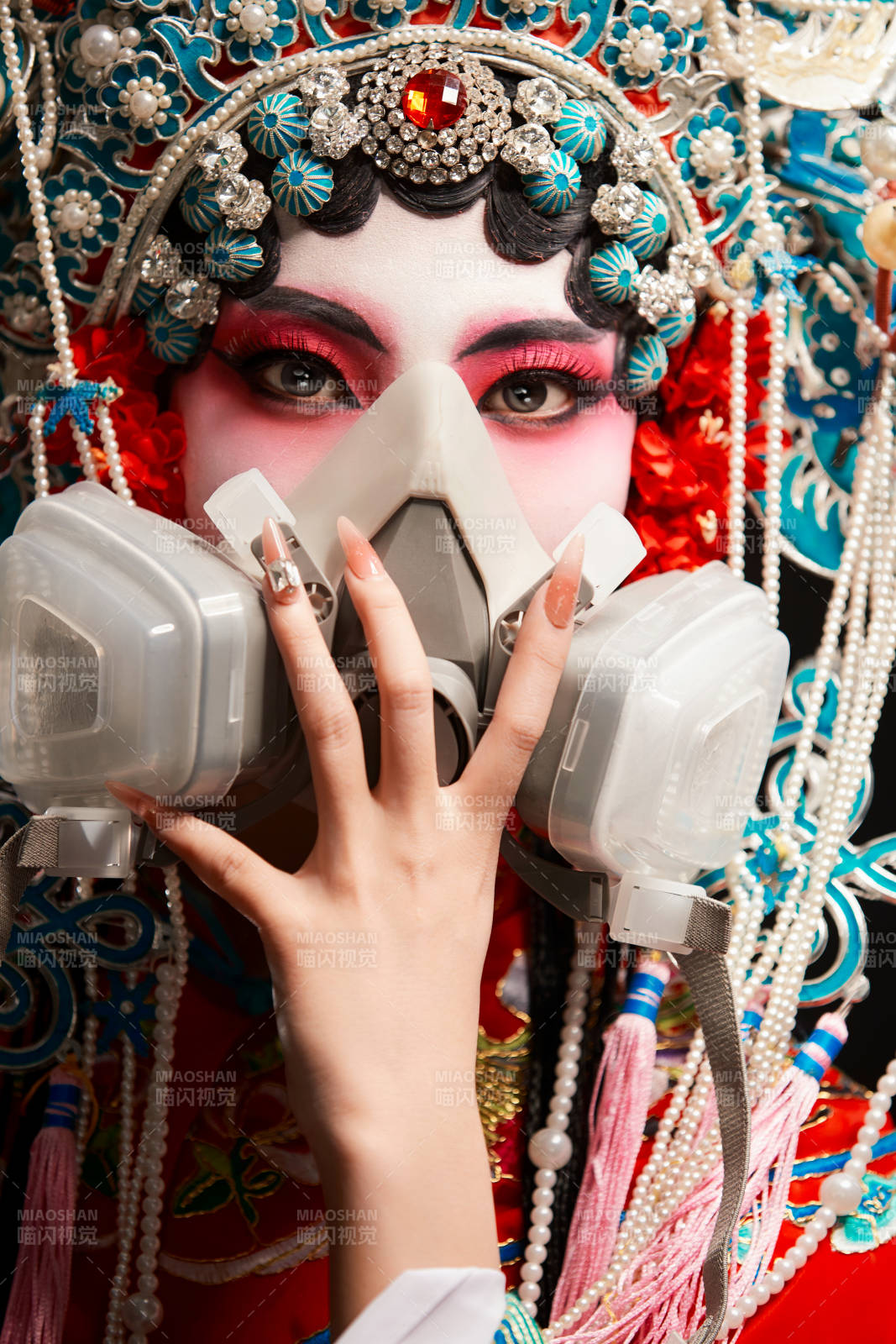 裝扮國粹京劇貴妃醉酒角色形象的中國少女