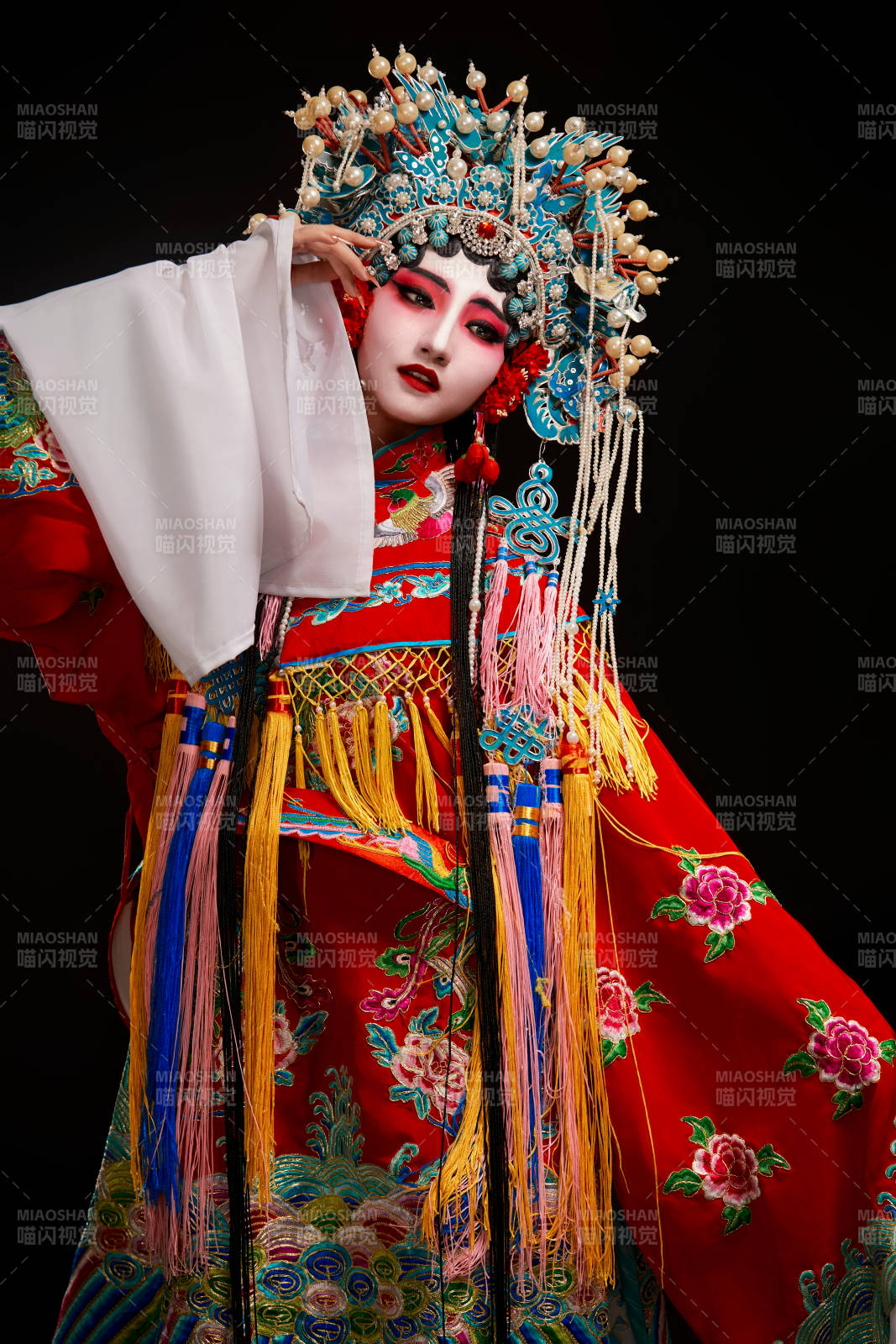 裝扮國(guó)粹京劇貴妃醉酒角色形象的中國(guó)少女