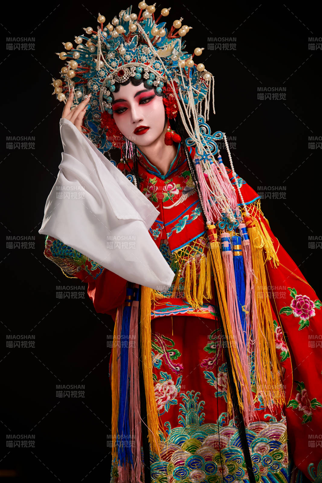 裝扮國粹京劇貴妃醉酒角色形象的中國少女