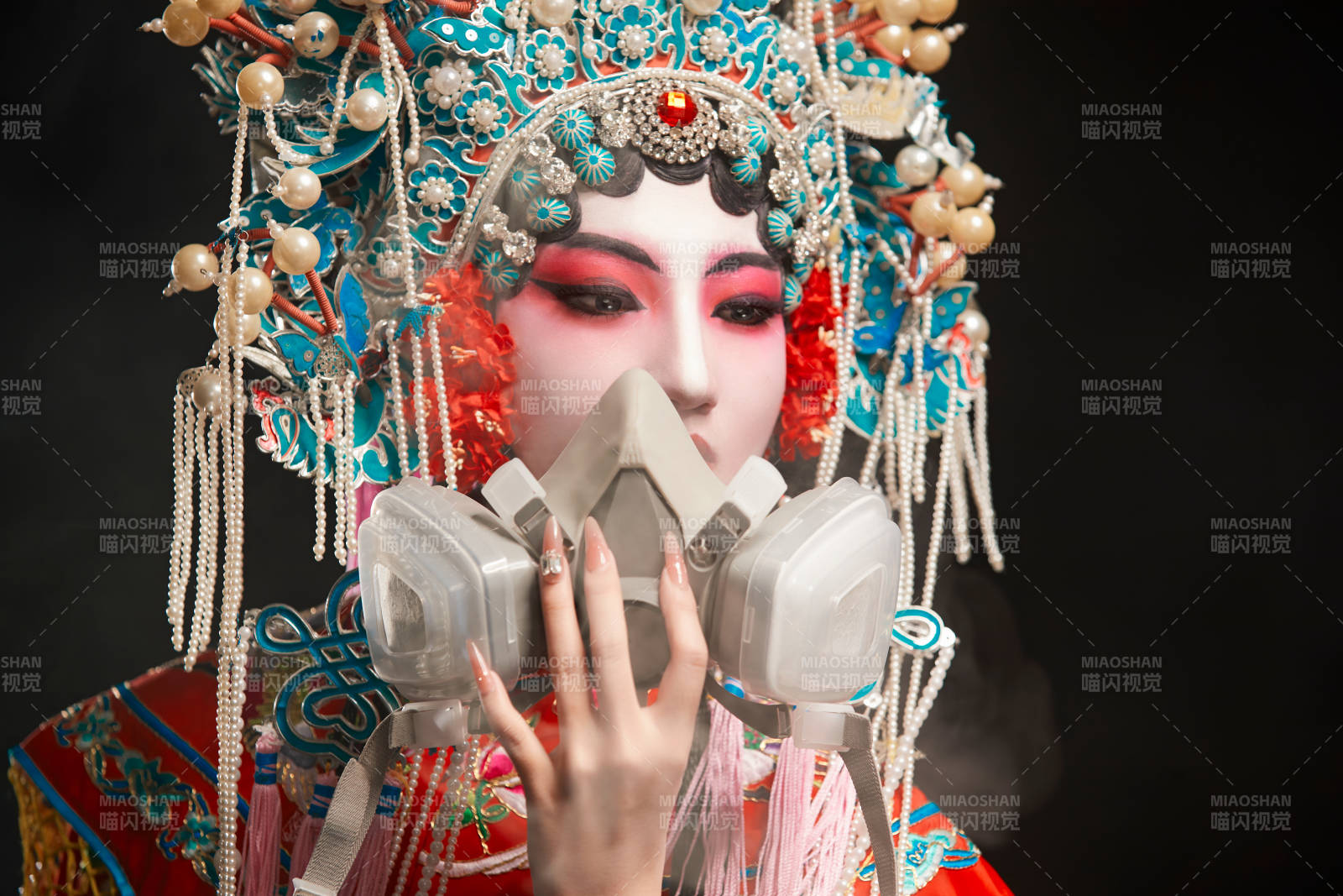 装扮国粹京剧贵妃醉酒角色形象的中国少女