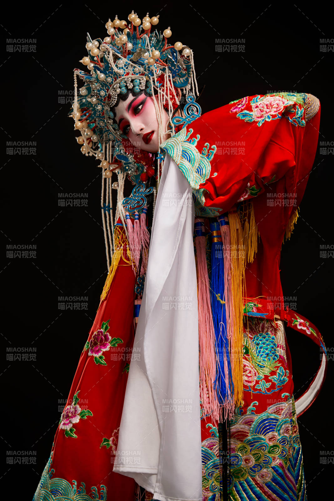 裝扮國粹京劇貴妃醉酒角色形象的中國少女