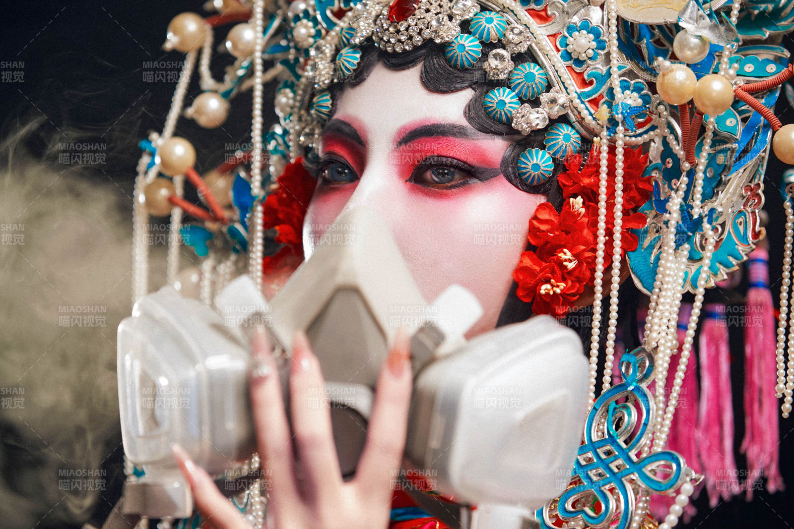 裝扮國粹京劇貴妃醉酒角色形象的中國少女