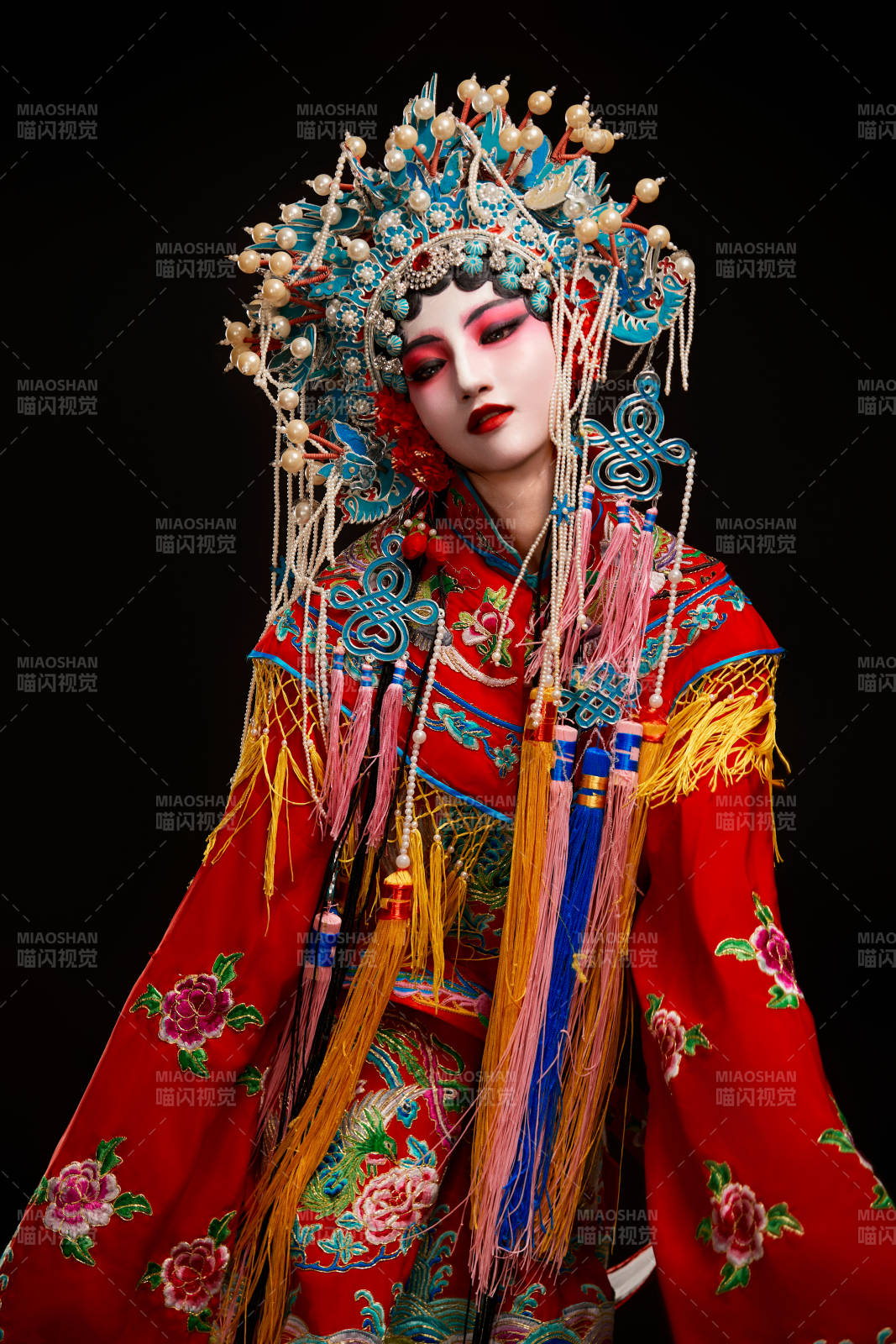 裝扮國粹京劇貴妃醉酒角色形象的中國少女