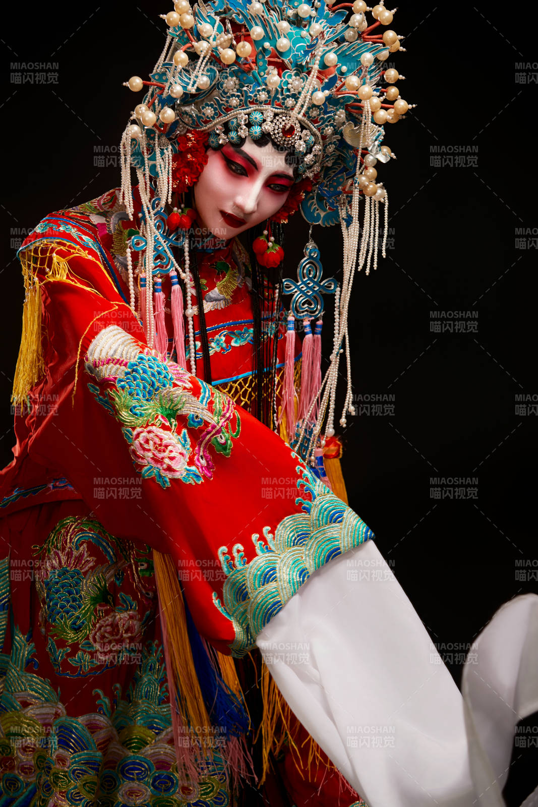 裝扮國粹京劇貴妃醉酒角色形象的中國少女