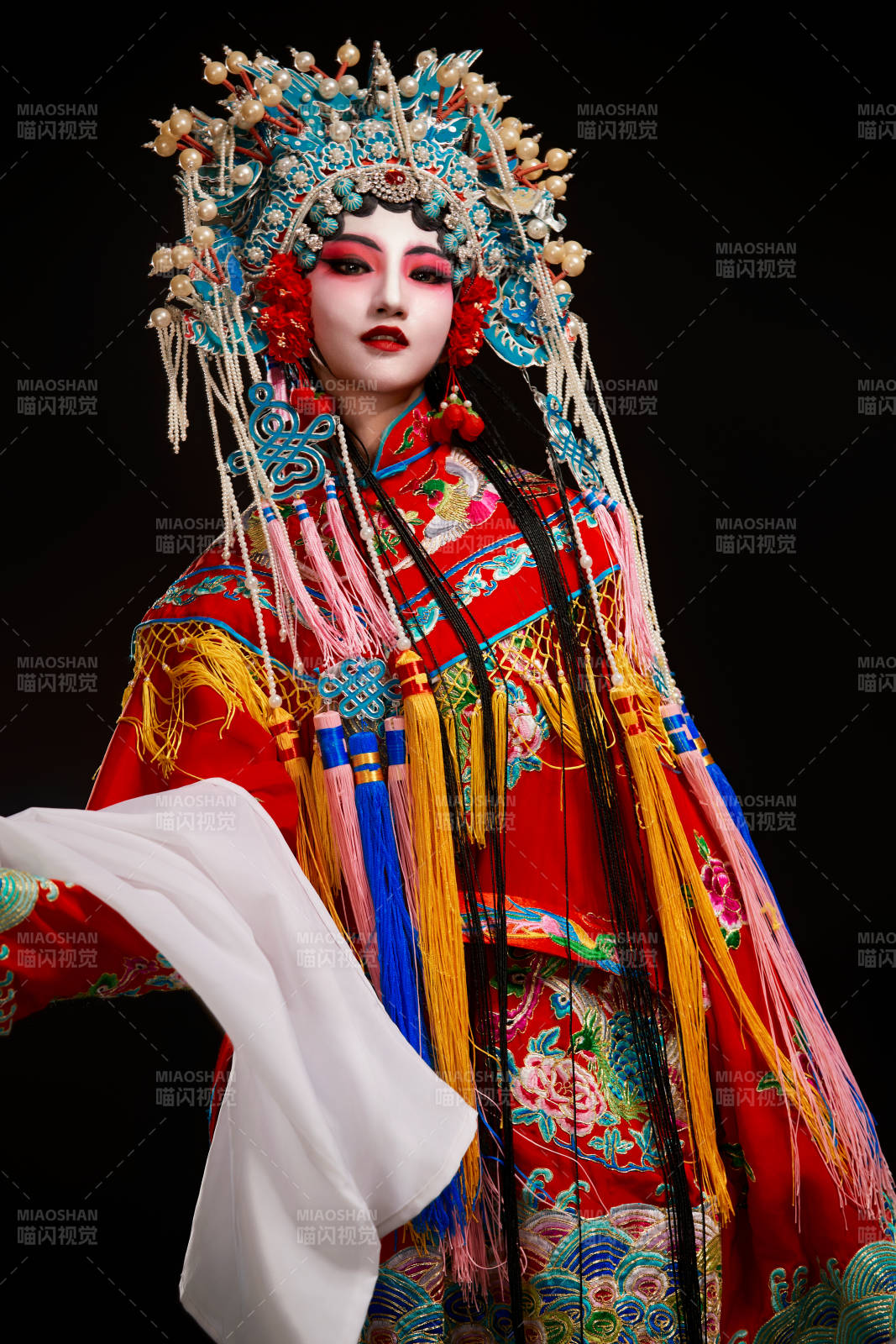 裝扮國粹京劇貴妃醉酒角色形象的中國少女