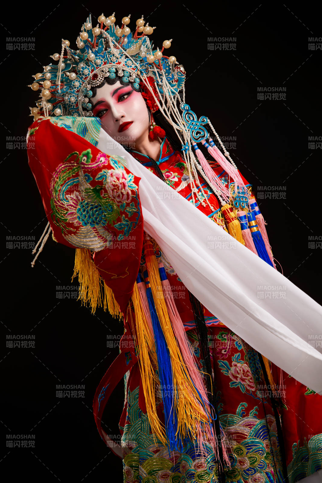 裝扮國粹京劇貴妃醉酒角色形象的中國少女