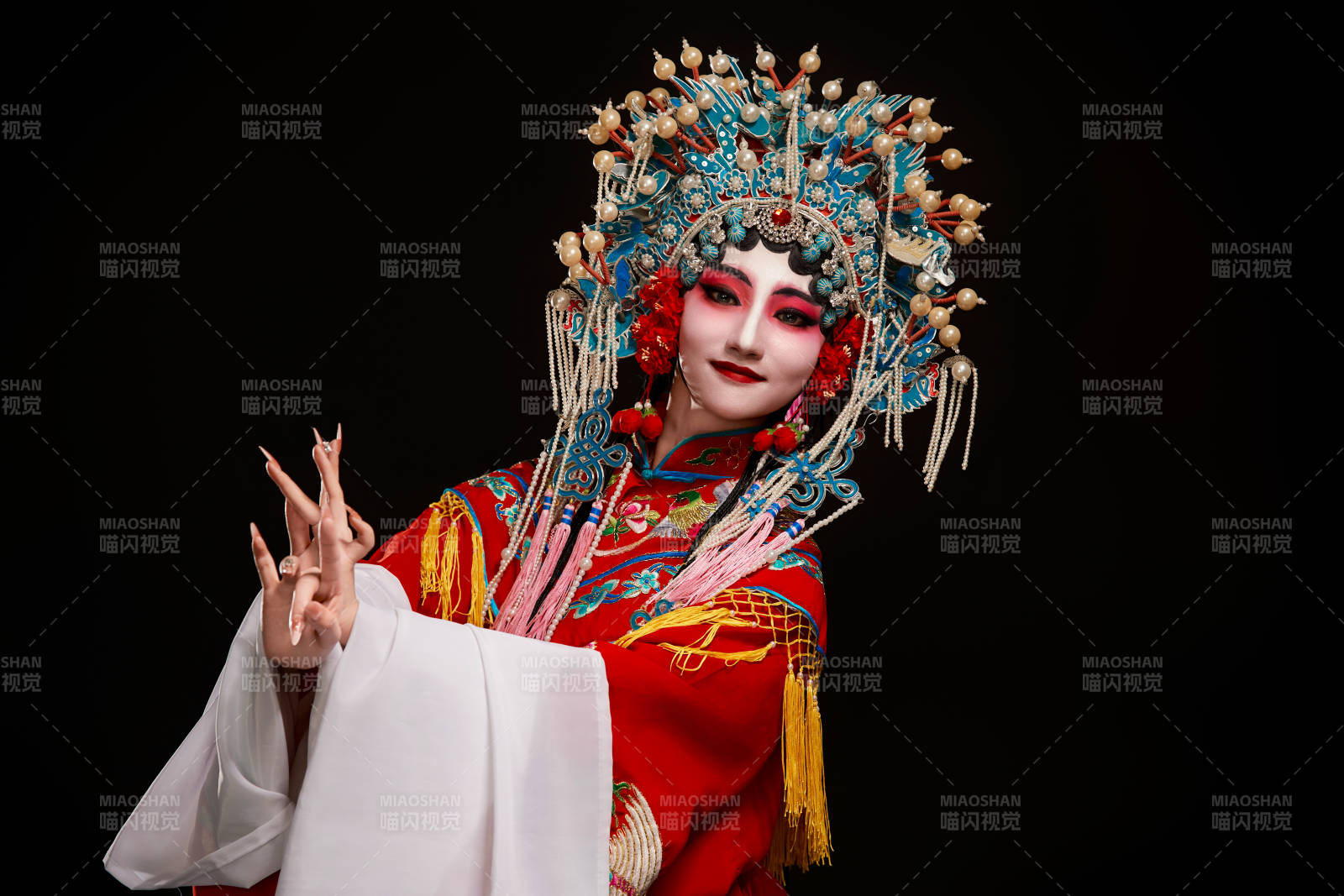 裝扮國粹京劇貴妃醉酒角色形象的中國少女