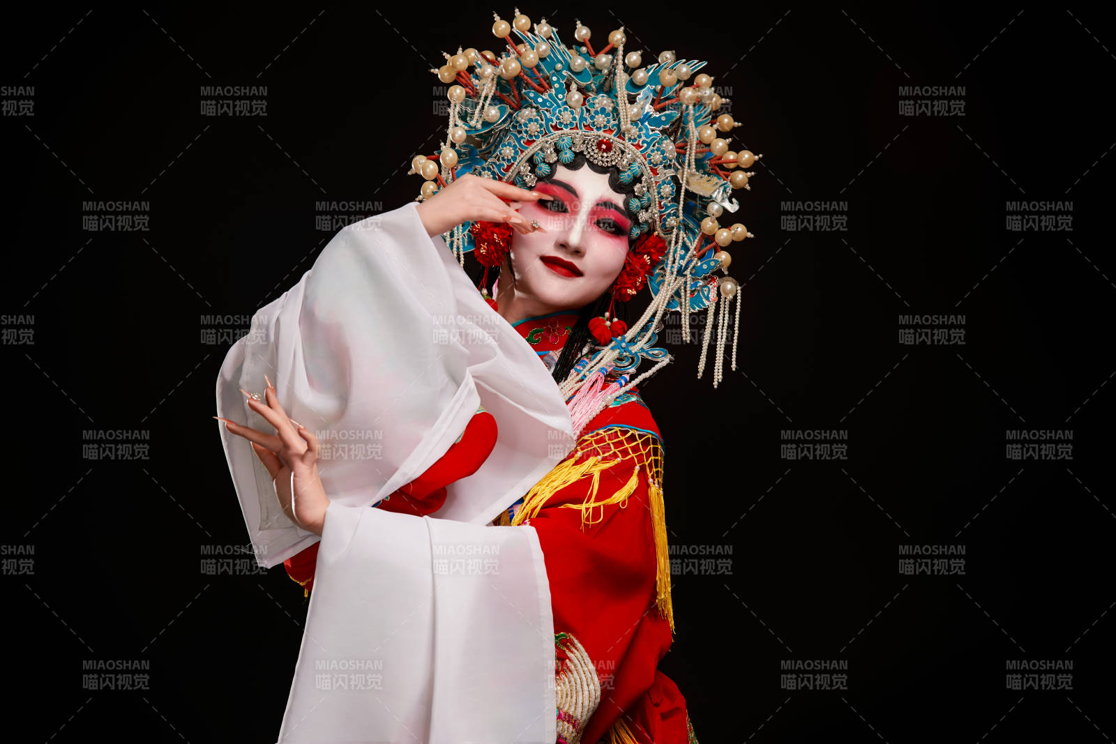 裝扮國粹京劇貴妃醉酒角色形象的中國少女