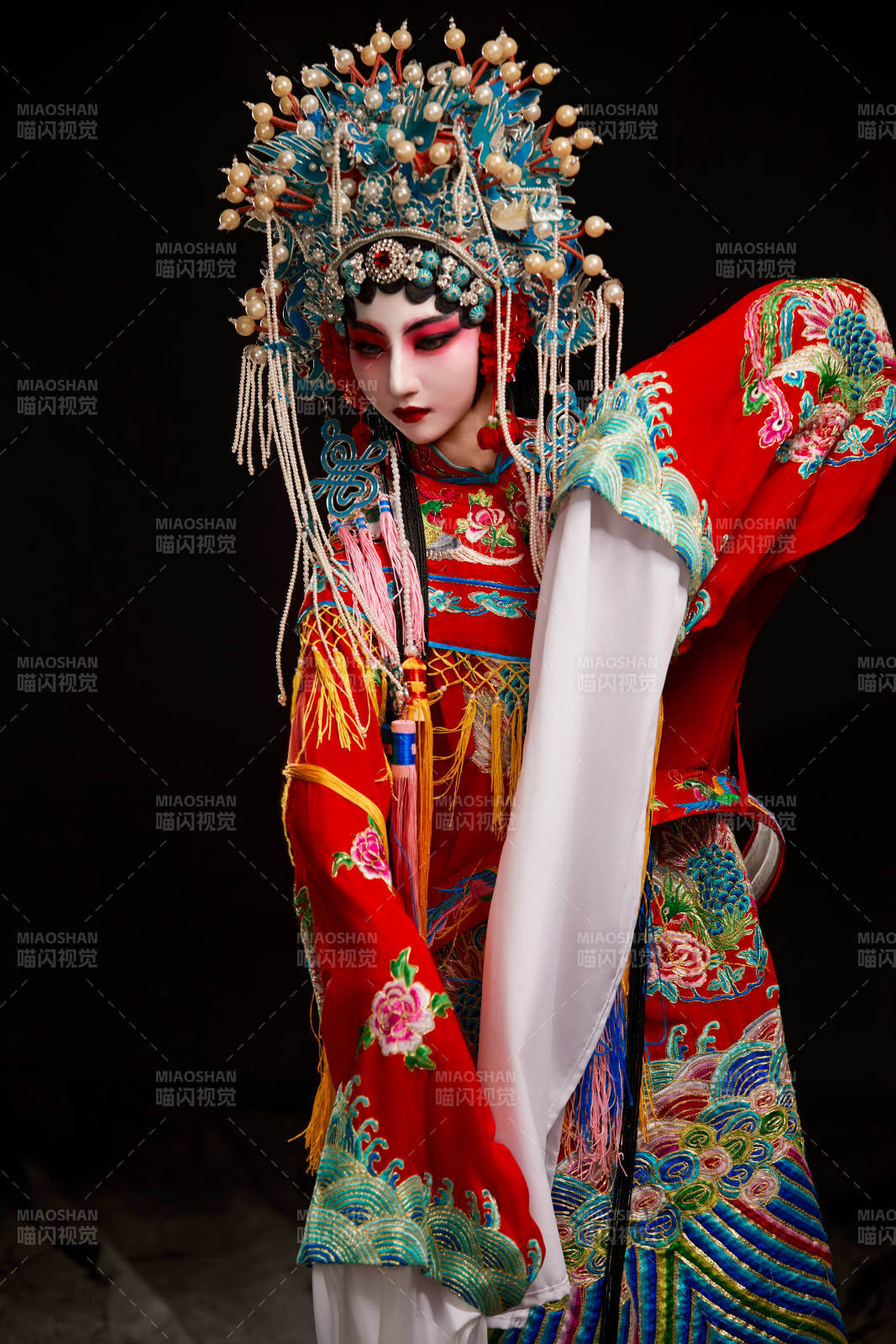 裝扮國粹京劇貴妃醉酒角色形象的中國少女